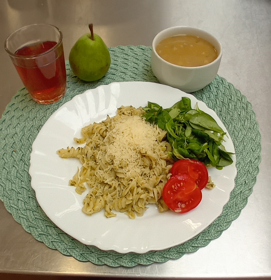Cestoviny s bazalkovým pesto, zeleninová obloha
